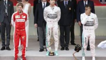 El podio del GP de M&oacute;naco, con un Hamilton muy afectado. 