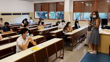 GRAFCAT4624. BARCELONA (ESPA&Ntilde;A), 08/06/2021.- Varios estudiantes se examinan en la Facultad de Biolog&iacute;a de la Universitat de Barcelona, este martes primera jornada de las pruebas de acceso a la universidad de un curso con clases presenciales