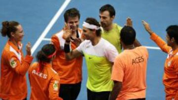 Nadal y Dodig, jaleados por sus compa&ntilde;eros.