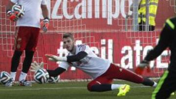 De Gea atrapa un balón que le lanza Ochotorena bajo la atenta mirada de Reina.
