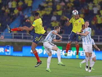 Con un gol en el último minuto, la Selección Colombia salvó un punto en el encuentro ante los dirigidos por Scaloni.  Luis Fernando Muriel y Miguel Borja anotaron. 