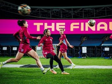 La selección española ha entrenado con normalidad en el escenario de la final de mañana domingo en Sídney ante Inglaterra. En la foto, Aitana Bonmatí. 