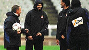 <b>DE RISA</b>. Tamudo, abrigado hasta los dientes, se entrenó ayer por la tarde en Montjuïc. Aquí le vemos reirse con Soldevilla y Clemente, con Martín Posse al quite.