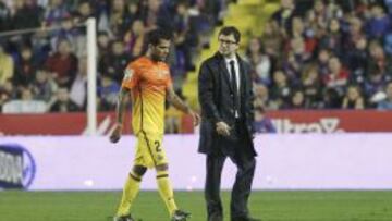 Alves se retira junto al doctor del Barcelona.