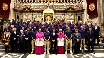 Ofrenda floral del Sevilla en la Catedral.