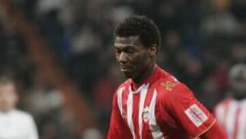 <b>LAS ESPADAS EN ALTO. </b>Kalu Uche conduce el balón en el partido que jugó el Almería ante el Depor.