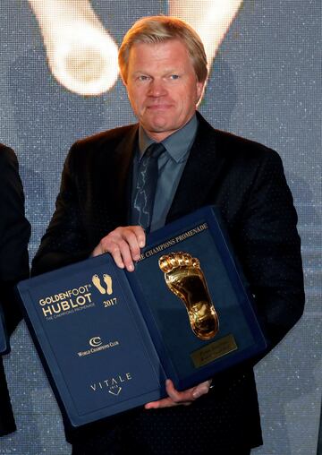 Oliver Kahn posa con el Golden Football Legend Award.