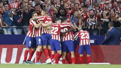 La plantilla del Atl&eacute;tico celebra en el c&oacute;rner del Metropolitano el gol de Thomas al Eibar.