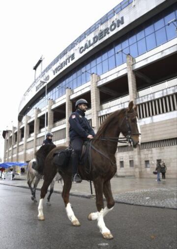 Dispositivo policial en las inmediaciones del estadio Vicente Calderón, en Madrid, antes del partido de la decimoquinta jornada de Liga de Primera División entre el Atlético de Madrid y el Villarreal.