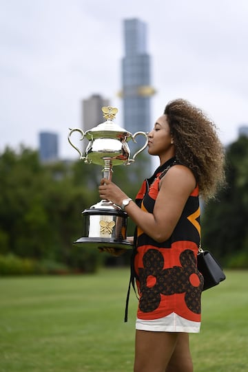 La tenista japonesa ha posado ante los medios gr¨¢ficos con el trofeo del Open de Australia. Naomi Osaka se proclam¨® campeona tras vencer por 6-4 y 6-3 en 71 minutos a Jennifer Brady en la final del Open de Australia.