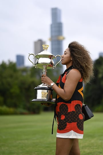 La tenista japonesa ha posado ante los medios gráficos con el trofeo del Open de Australia. Naomi Osaka se proclamó campeona tras vencer por 6-4 y 6-3 en 71 minutos a Jennifer Brady en la final del Open de Australia.