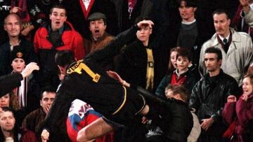 El 25 de enero de 1995, hace ya 20 años, Eric Cantona saltó a los informativos y a las portadas por otro salto. El que dio para propinar una patada a un hincha del Crystal Palace (Matthew Simmons). A los 3 minutos del segundo tiempo, el francés del United fue expulsado. Cuando iba a retirarse, sufrió los insultos de la grada. Y reaccionó con violencia. "Patear a un fascista no se saborea todos los días", dijo sin arrepentirse. Al parecer, los gritos eran xenófobos. Fue castigado con nueve meses de suspensión. 