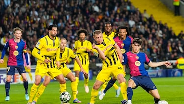 BARCELONA, 09/04/2025.- El defensa del FC Barcelona, Pau Cubarsí (d), remata el balón ante los defensores del Borussia, en la jugada que ha significado el primer gol del equipo blaugrana durante el encuentro correspondiente a la ida de los cuartos de final de la Liga de Campeones que disputan hoy miércoles FC Barcelona y Borussia Dortmund en el Estadio Olímpico de Montjuic, en Barcelona. EFE / Siu Wu.