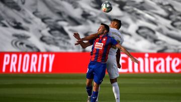 Expósito, ante Casemiro este año en Valdebebas