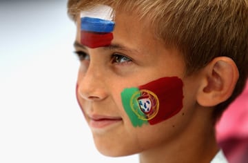 El niño, feliz con sus banderas en el rostro.