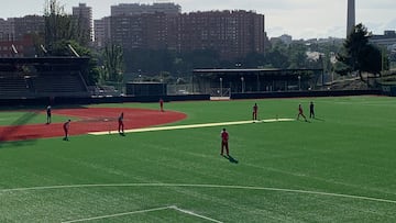 Los jugadores del Madrid Cricket Club, en el campo de béisbol de La Elipa.