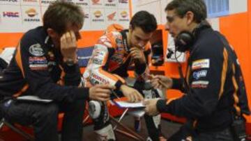 Pedrosa, con sus técnicos durante un entrenamientos de la pretemporada.
