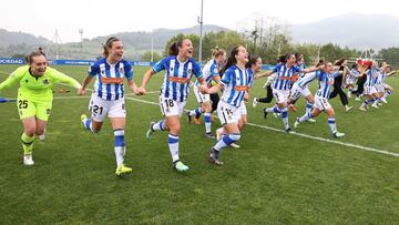 Las jugadoras de la Real Sociedad celebran su clasificación a la Champions.