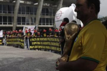 Protestas durante la rueda de prensa de Scolari