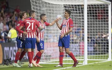 3-1. Koke celebró el tercer gol con Griezmann.