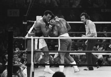 1 de octubre de 1975. 'A Thrilla in Manila'. Tercer combate entre Ali y Frazier. El dominio de Muhammad Ali y la gran resistencia de Joe Frazier pese al castigo recibido fueron los elementos que marcaron la pelea. Llegó el round 14 y el manager de Joe, Eddie Futch decidió que su boxeador no podía más y le dijo de manera contundente: “Todo terminó, nadie olvidará lo que hiciste aquí hoy”.
