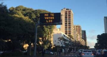En esta señalizacion vial electronica decidieron apoyar la campaña nacional para que Messi no se vaya