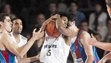 <b>ROBO DE BALÓN. </b>El rendimiento de Gelabale y del Real Madrid está sorprendiendo en esta primera parte de la temporada. Los blancos le han arrebatado el dominio al Barcelona.