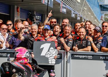 Aleix Espargaró junto con su equipo celebrando la pole en el Gran premio de España de MotoGP.