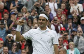 Roger federer celebra su triunfo ante el tenista rumano Víctor Hanescu durante un partido de primera ronda del torneo de tenis de Wimbledon