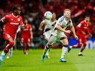 MEX9104. TOLUCA (MÉXICO), 08/04/2026.- Helio Nunes (i) de Toluca disputa un balón con John Nelson de LA Galaxy este miércoles, en un juego por los cuartos de final de la Copa de Campeones de la Concacaf entre Toluca y LA Galaxy en el estadio Nemesio Diez en Toluca (México). EFE/Felipe Gutiérrez
