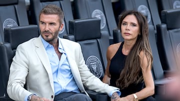Fort Lauderdale (United States), 25/07/2023.- Inter Miami CF co-owner David Beckham (L) and his wife Victoria watch the Soccer Leagues Cup match between Atlanta United FC and Inter Miami CF, in Fort Lauderdale, Florida, USA, 25 July 2023. EFE/EPA/CRISTOBAL HERRERA-ULASHKEVICH
