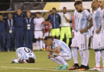 CDA253. EAST RUTHERFORD, (NJ, EE.UU.), 26/06/2016.- Lionel Messi (i) de Argentina se lamenta luego de perder ante Chile en la final de la Copa América Centenario hoy, domingo 26 de junio de 2016, en el estadio MetLife de East Rutherford, Nueva Jersey.