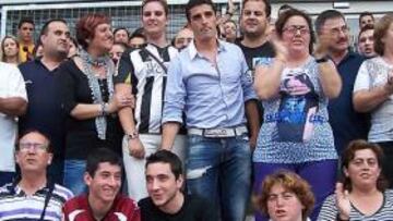 <b>ACLAMADO. </b>Unas 300 personas despidieron a Víctor.