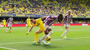 VILLARREAL, SPAIN - APRIL 15: Jose Luis Morales of Villarreal CF and Martin Hongla of Real Valladolid CF battle for the ball during the LaLiga Santander match between Villarreal CF and Real Valladolid CF at Estadio de la Ceramica on April 15, 2023 in Villarreal, Spain. (Photo by Aitor Alcalde/Getty Images)