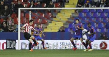 0-1. Aduriz anota el primer gol.