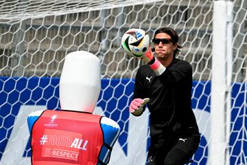 El portero suizo Yann Sommer tiene fama de ciertas excentricidades. Para entrenar utiliza unas gafas de sol m¨¢gicas. ¡°Ocultan parcialmente la vista, parpadean un poco¡±, explica el guardameta. ¡°Esto me permite acelerar la velocidad de reacci¨®n. El instrumento cuenta con diferentes ajustes, hace que el cerebro se ponga a trabajar¡±.