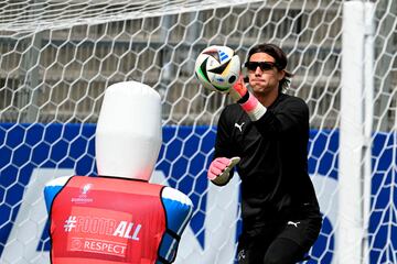 El portero suizo Yann Sommer tiene fama de ciertas excentricidades. Para entrenar utiliza unas gafas de sol mágicas. “Ocultan parcialmente la vista, parpadean un poco”, explica el guardameta. “Esto me permite acelerar la velocidad de reacción. El instrumento cuenta con diferentes ajustes, hace que el cerebro se ponga a trabajar”.