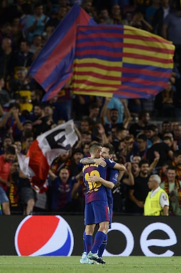 3-0. Messi celebró el tercer gol con Jordi Alba.