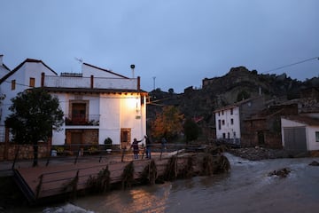 Gregoria, de 84 años, y su esposo Antonio, de 85, miran el Río Seco junto a un puente destruido frente a su casa después de que las fuertes lluvias provocaran inundaciones, en La Hoz de la Vieja, provincia de Teruel, España.