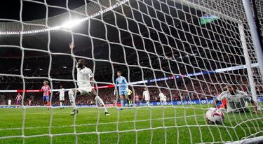 1-1. Balón al espacio para Ángel Correa, dribla a Thibaut Courtois en el mano a mano y con la oposición de Militao, anota a puerta vacía para igualar el marcador en el minuto 93.