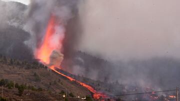 GRAFCAN3339. EL PASO (LA PALMA), 19/09/2021.- Una erupci&oacute;n volc&aacute;nica ha comenzado esta tarde de domingo en los alrededores de Las Manchas, en El Paso (La Palma), despu&eacute;s de que el complejo de la Cumbre Vieja acumulara miles de terremo