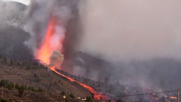 GRAFCAN3339. EL PASO (LA PALMA), 19/09/2021.- Una erupción volcánica ha comenzado esta tarde de domingo en los alrededores de Las Manchas, en El Paso (La Palma), después de que el complejo de la Cumbre Vieja acumulara miles de terremotos en la última semana, conforme el magma iba presionando el subsuelo en su ascenso. Las autoridades habían comenzado horas antes evacuar a las personas con problemas de movilidad en cuatro municipios. EFE/Miguel Calero