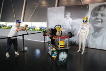 Las imágenes del homenaje al piloto brasileño Ayrton Senna en el circuito italiano ‘Enzo e Dino Ferrari’, donde perdió la vida hace veinte años.
