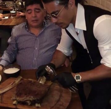 El apodado "Pelusa" gozó con un fino corte de carne el día de su visita