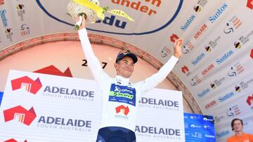 El ciclista australiano Caleb Ewan, del equipo Orica-Scott celebra en la primera etapa de la Tour Down Under en Lyndoch, cerca de Adelaida.