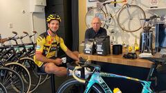 Groenewegen toma un caf&eacute; en un taller de bicicletas.