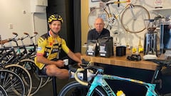 Groenewegen toma un caf&eacute; en un taller de bicicletas.