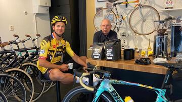 Groenewegen toma un caf&eacute; en un taller de bicicletas.