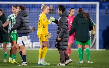 Ellie Roebuck y Pere Romeu, tras el debut de la portera inglesa con el Barcelona ante el Betis, en la jornada 12 de Liga F.