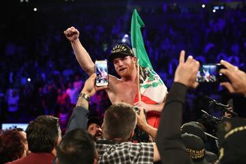 Canelo Álvarez festeja su triunfo sobre Golovkin.